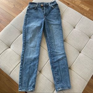 Lightwash High-Waisted Mom Jeans